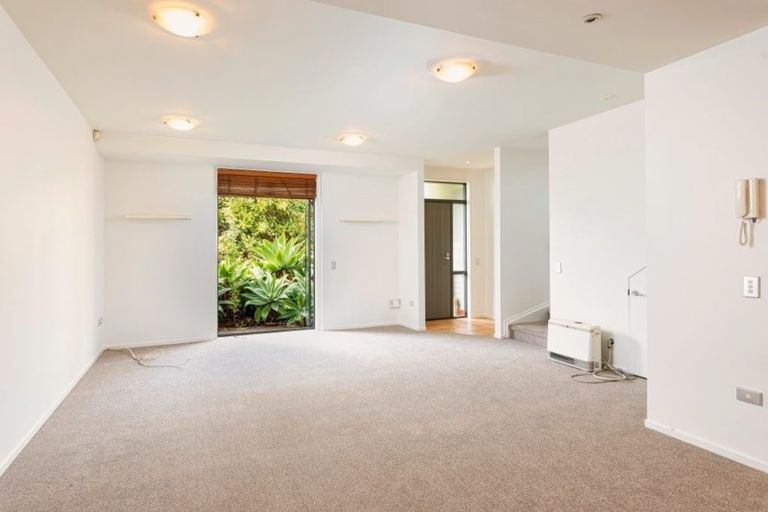 Photo of property in 76 Gunner Drive, Te Atatu Peninsula, Auckland, 0610