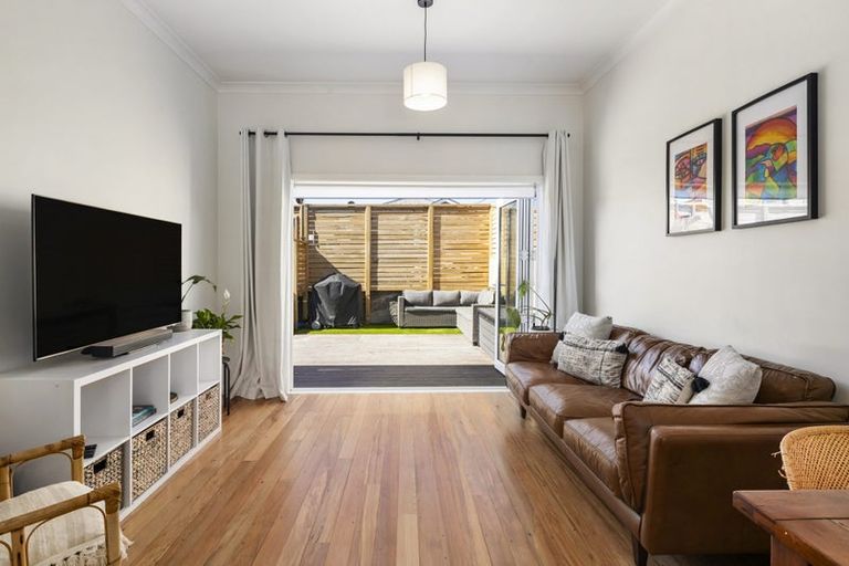 Photo of property in 16 Rua Street, Lyall Bay, Wellington, 6022