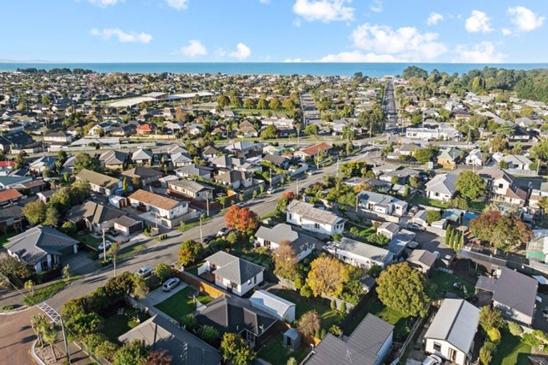 Photo of property in 185 Bowhill Road, New Brighton, Christchurch, 8083