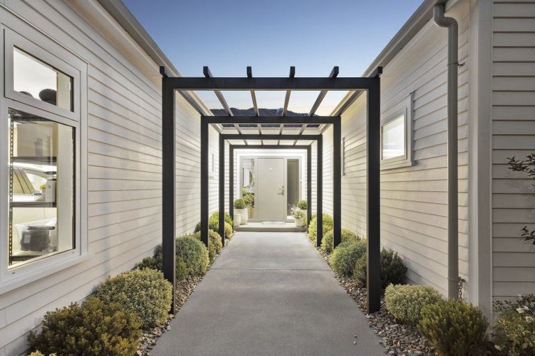Photo of property in 33 Little Alpha Loop, Wanaka, 9305