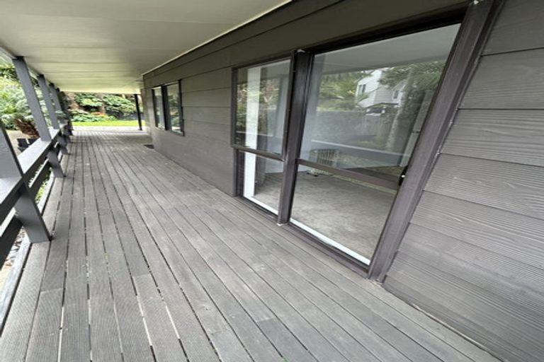 Photo of property in 15 Atlantis Place, Totara Vale, Auckland, 0629