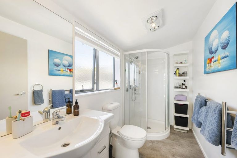 Photo of property in 63 Glanmire Road, Newlands, Wellington, 6037