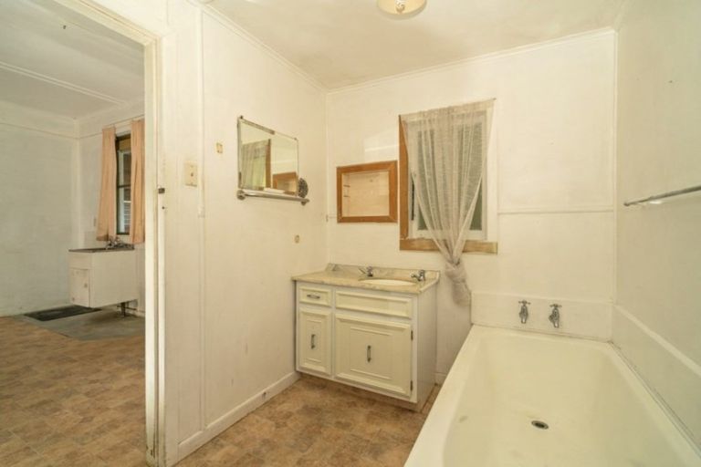 Photo of property in 1 Isabella Street, Whitianga, 3510