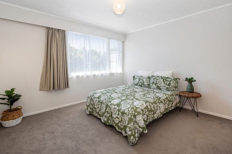 Photo of property in 12 Kahikatea Grove, Paparangi, Wellington, 6037