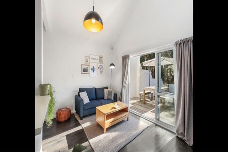 Photo of property in 2/18 Reid Road, New Lynn, Auckland, 0600