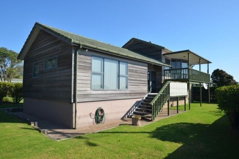 Photo of property in 1 Mallinder Place, Oakura, 4314