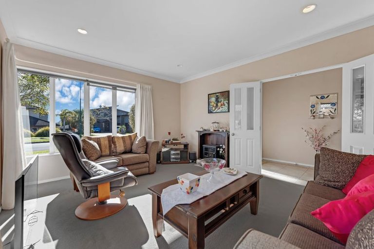 Photo of property in 48 Aberdeen Crescent, Wattle Downs, Auckland, 2103