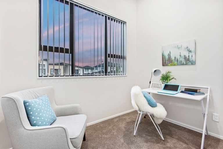 Photo of property in 17 Millcroft Lane, Ranui, Auckland, 0612