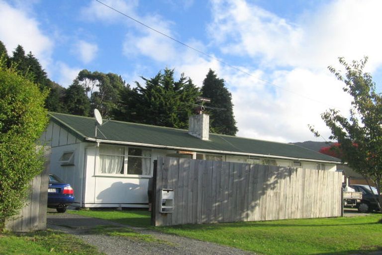 Photo of property in 4a 4b Hine Road, Wainuiomata, Lower Hutt, 5014