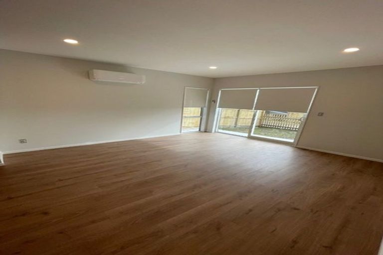 Photo of property in 33a Red Hills Road, Massey, Auckland, 0614