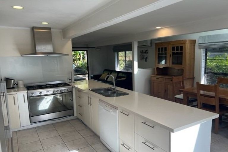 Photo of property in 1/28 Sandown Road, Rothesay Bay, Auckland, 0630
