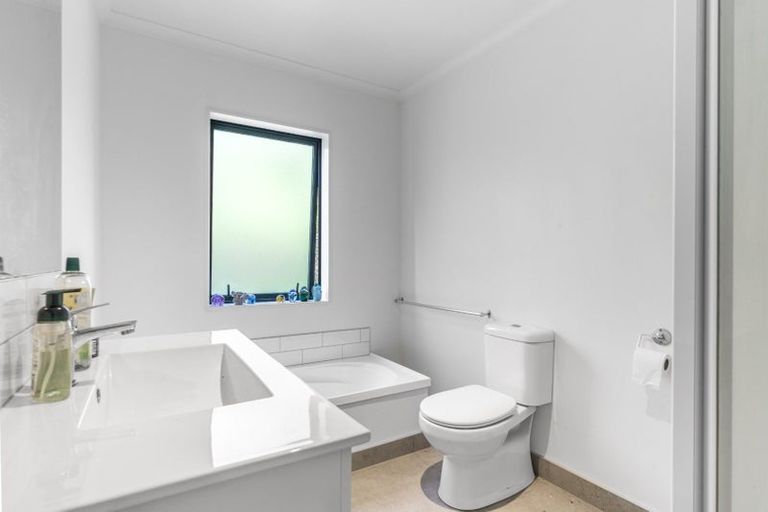 Photo of property in 4 Pangu Way, Mangere, Auckland, 2022