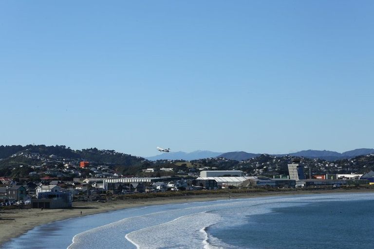 Photo of property in 274 Queens Drive, Lyall Bay, Wellington, 6022