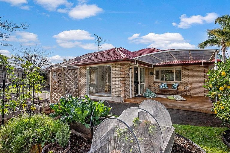 Photo of property in 16 Semillon Avenue, Henderson, Auckland, 0612