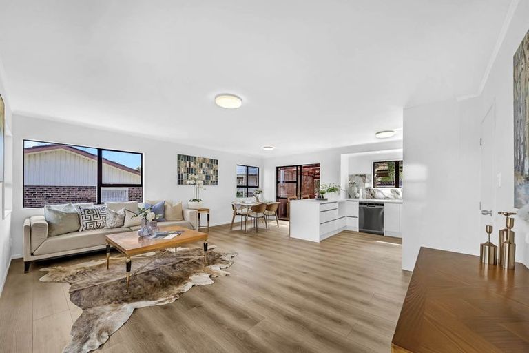 Photo of property in 10 Marco Place, Highland Park, Auckland, 2010