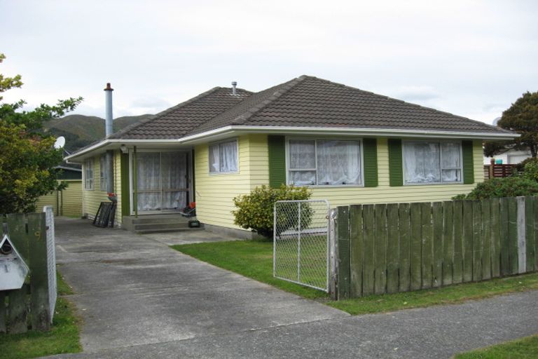 Photo of property in 9 Kendal Grove, Wainuiomata, Lower Hutt, 5014