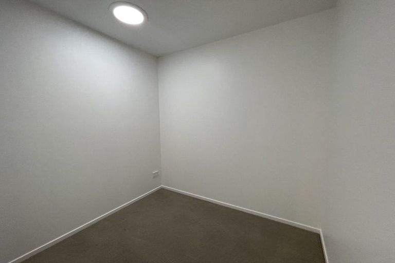 Photo of property in 8 Rauemi Way, Te Atatu South, Auckland, 0610