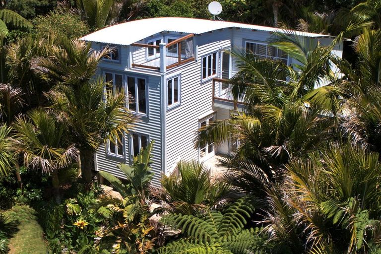 Photo of property in 17 Rayner Road, Piha, New Lynn, 0772