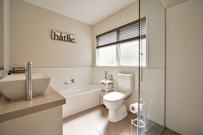Photo of property in 16 Hikanui Drive, Havelock North, 4130