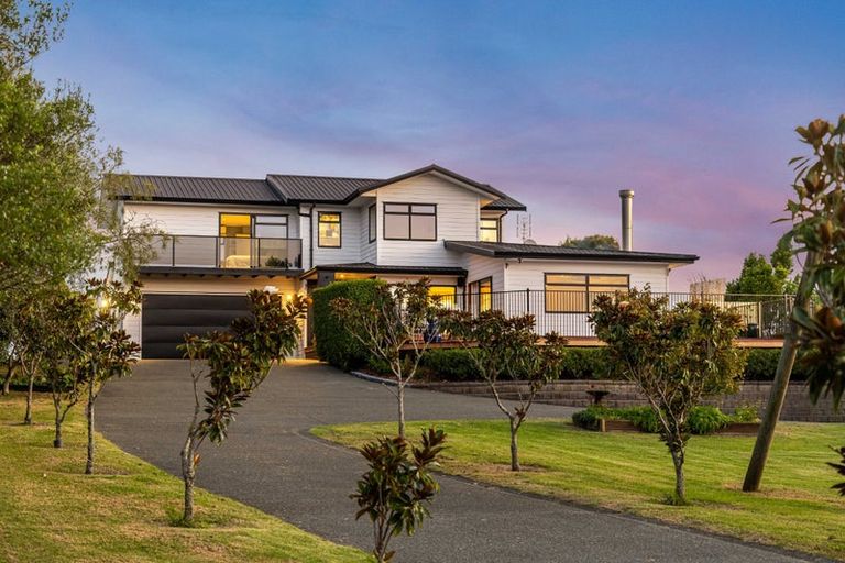 Photo of property in 143 Whangaparaoa Road, Red Beach, 0932