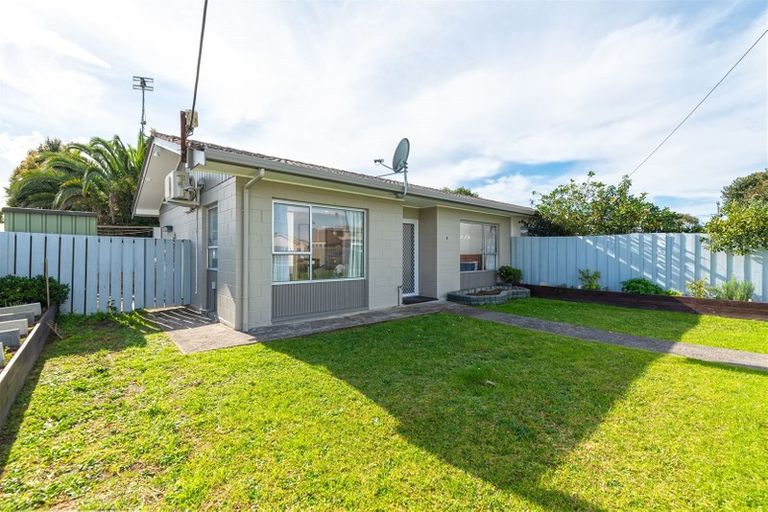 Photo of property in 3/1 Tawa Road, Te Atatu Peninsula, Auckland, 0610