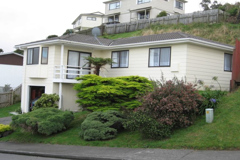 Photo of property in 4 Evesham Place, Newlands, Wellington, 6037