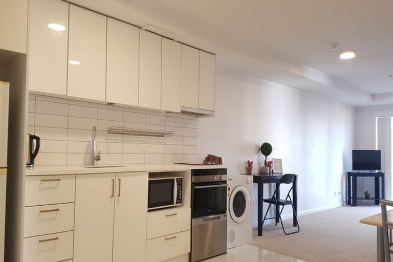 Photo of property in 2/37 Shakespeare Road, Milford, Auckland, 0620