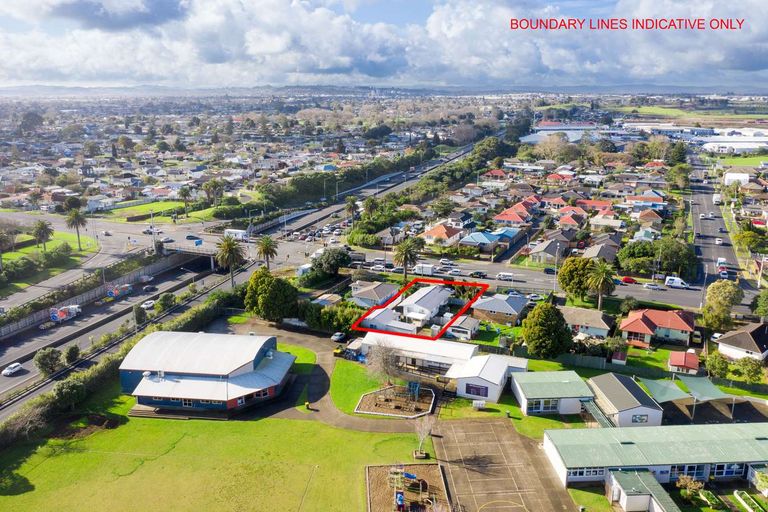 Photo of property in 489 Massey Road, Mangere, Auckland, 2022