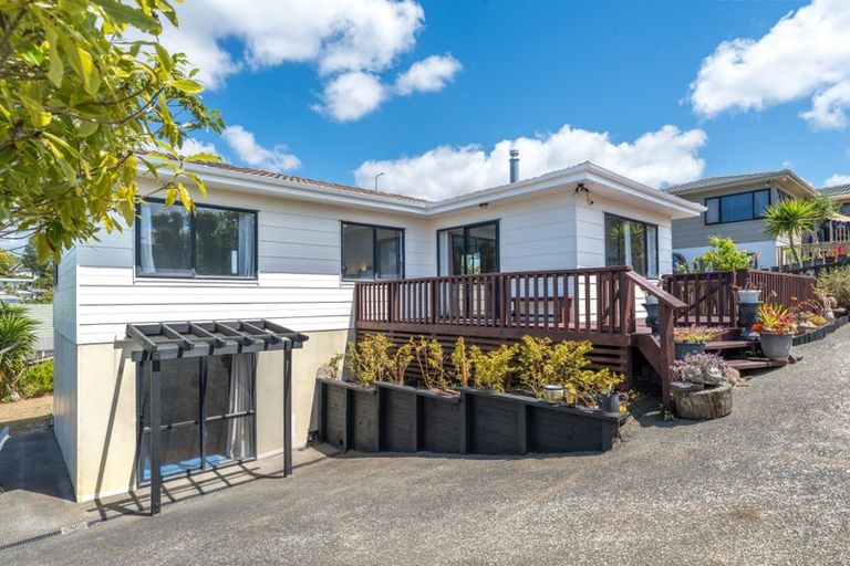 Photo of property in 3 Loughanure Place, Massey, Auckland, 0614