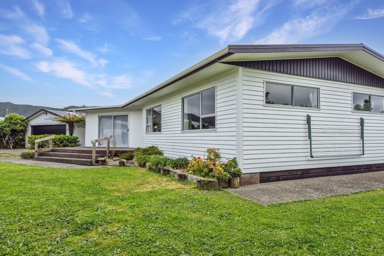 Photo of property in 32 Matthews Road, Wainuiomata, Lower Hutt, 5014