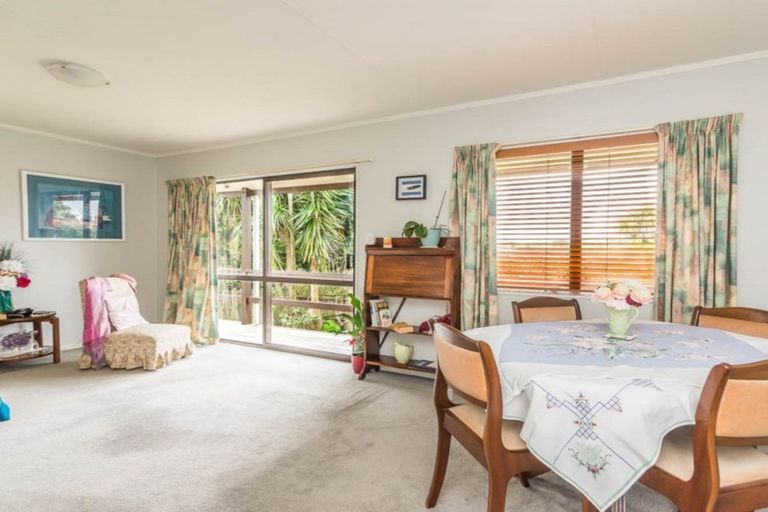 Photo of property in 28 Neil Avenue, Te Atatu Peninsula, Auckland, 0610