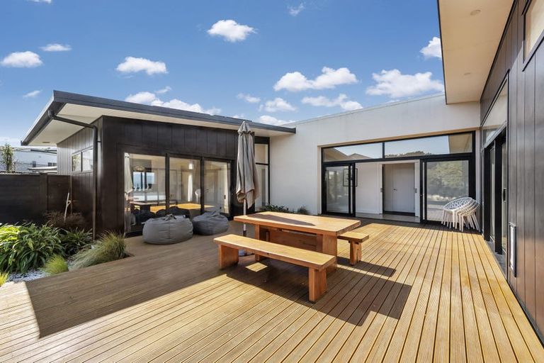 Photo of property in 17 Promontory Crescent, Newlands, Wellington, 6037