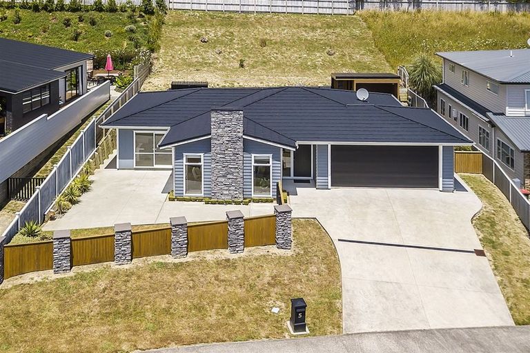 Photo of property in 5 Madeira Close, Whitby, Porirua, 5024