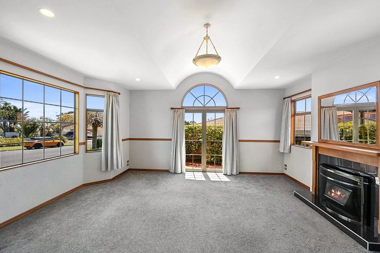 Photo of property in 11 Shelter Grove, Frankleigh Park, New Plymouth, 4310