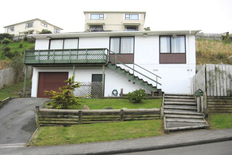 Photo of property in 6 Evesham Place, Newlands, Wellington, 6037