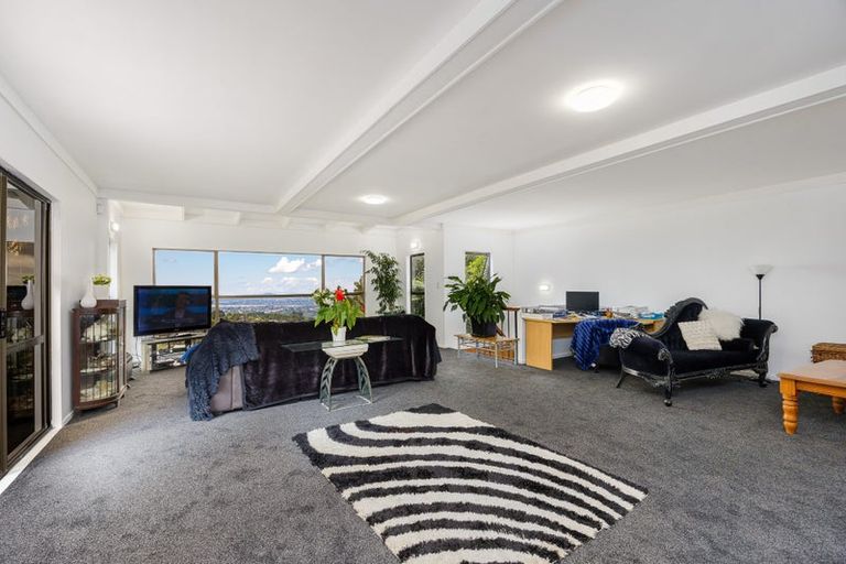 Photo of property in 33 Quinns Road, Waiatarua, Auckland, 0612
