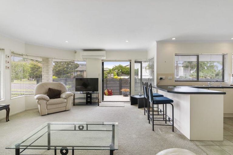 Photo of property in 2 Pat O'connor Place, Manurewa, Auckland, 2105