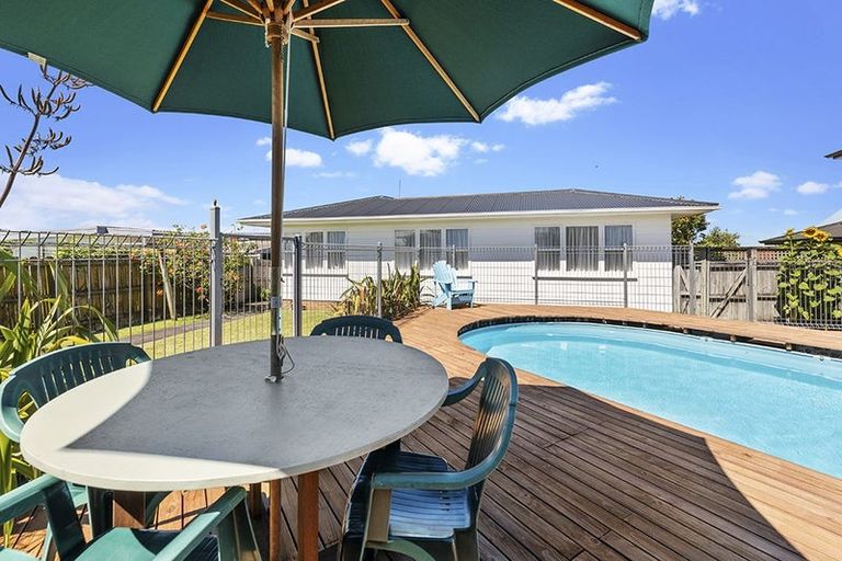 Photo of property in 23 Ellesmere Crescent, Pakuranga Heights, Auckland, 2010
