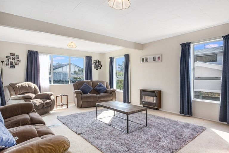 Photo of property in 100 Omapere Street, Whitby, Porirua, 5024