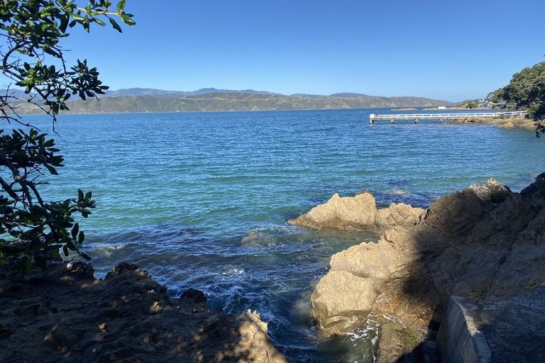 Photo of property in 425 Karaka Bay Road, Karaka Bays, Wellington, 6022