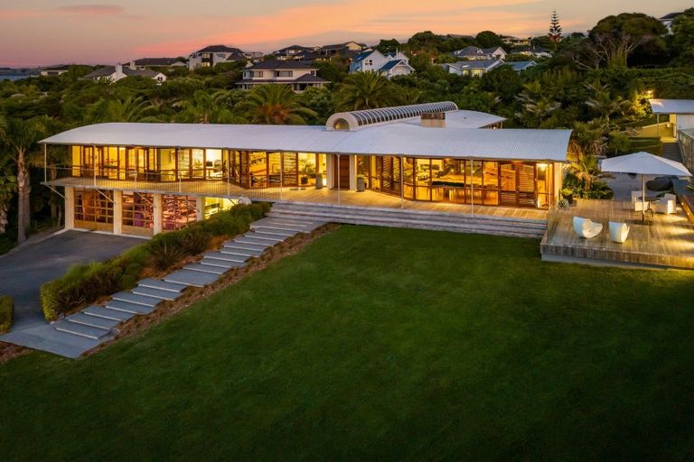 Photo of property in 360 Paremata Road, Whitby, Porirua, 5381