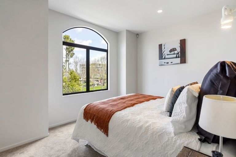 Photo of property in 3/8 Tuscany Way, Te Atatu Peninsula, Auckland, 0610