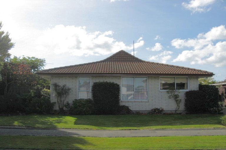 Photo of property in 2/8 Camrose Place, Ilam, Christchurch, 8041