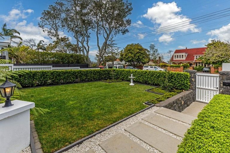 Photo of property in 24 Norwood Road, Bayswater, Auckland, 0622