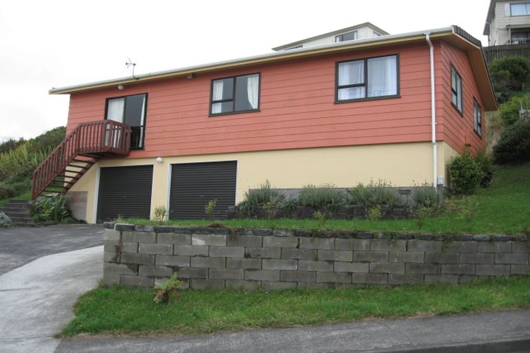 Photo of property in 8 Evesham Place, Newlands, Wellington, 6037