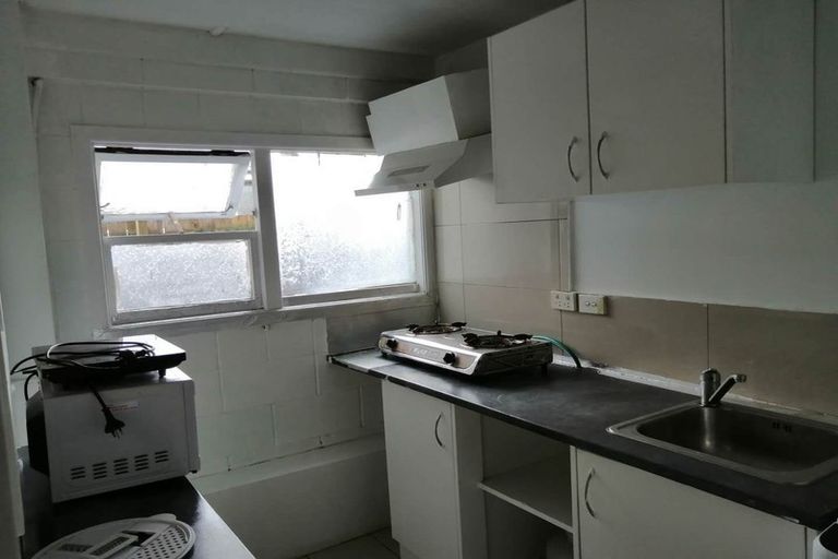 Photo of property in 54 Royal View Road, Te Atatu South, Auckland, 0610