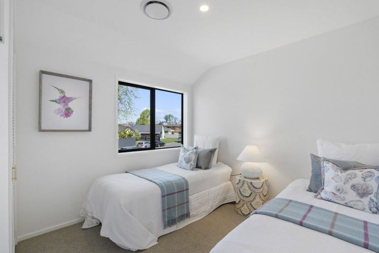 Photo of property in 17 Kingham Place, Avonhead, Christchurch, 8042