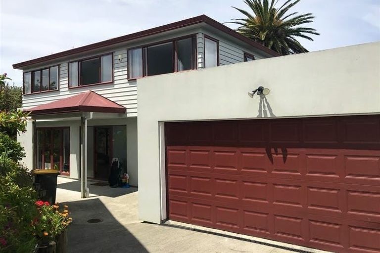 Photo of property in 10 Norma Avenue, Te Atatu South, Auckland, 0610
