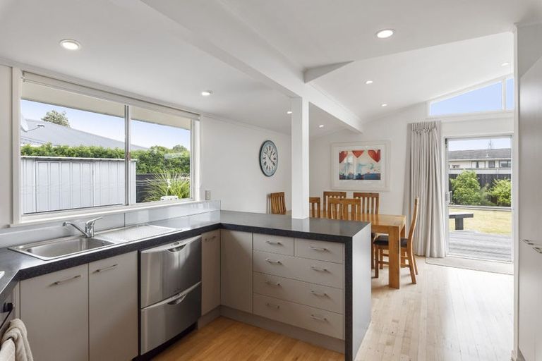 Photo of property in 11 Hadfield Place, Paraparaumu Beach, Paraparaumu, 5032