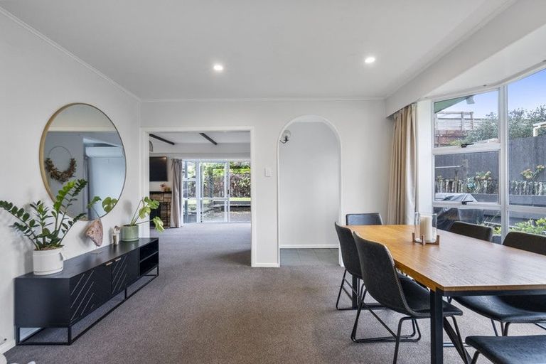 Photo of property in 10 Whitby Place, Westown, New Plymouth, 4310